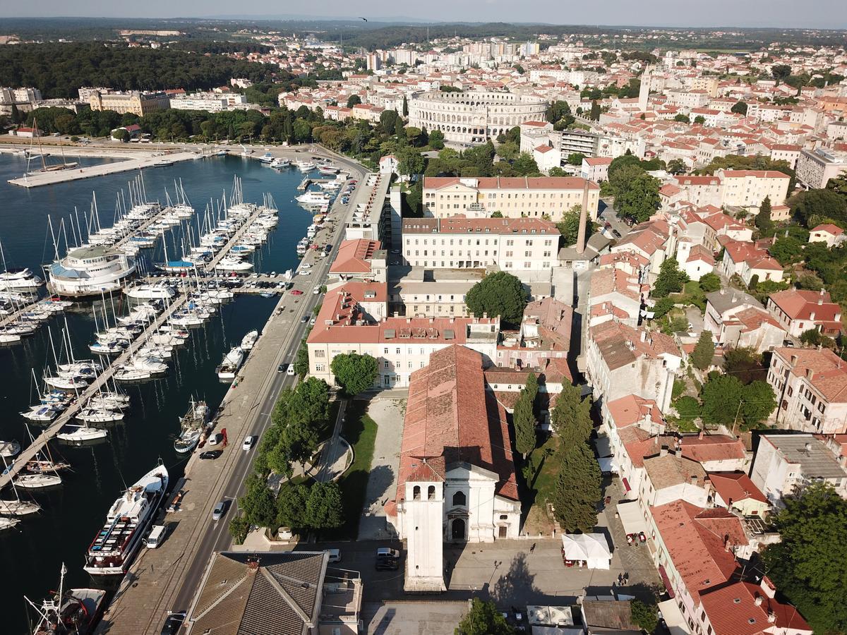 Candler'S Old Town Apartments Pula Exteriör bild