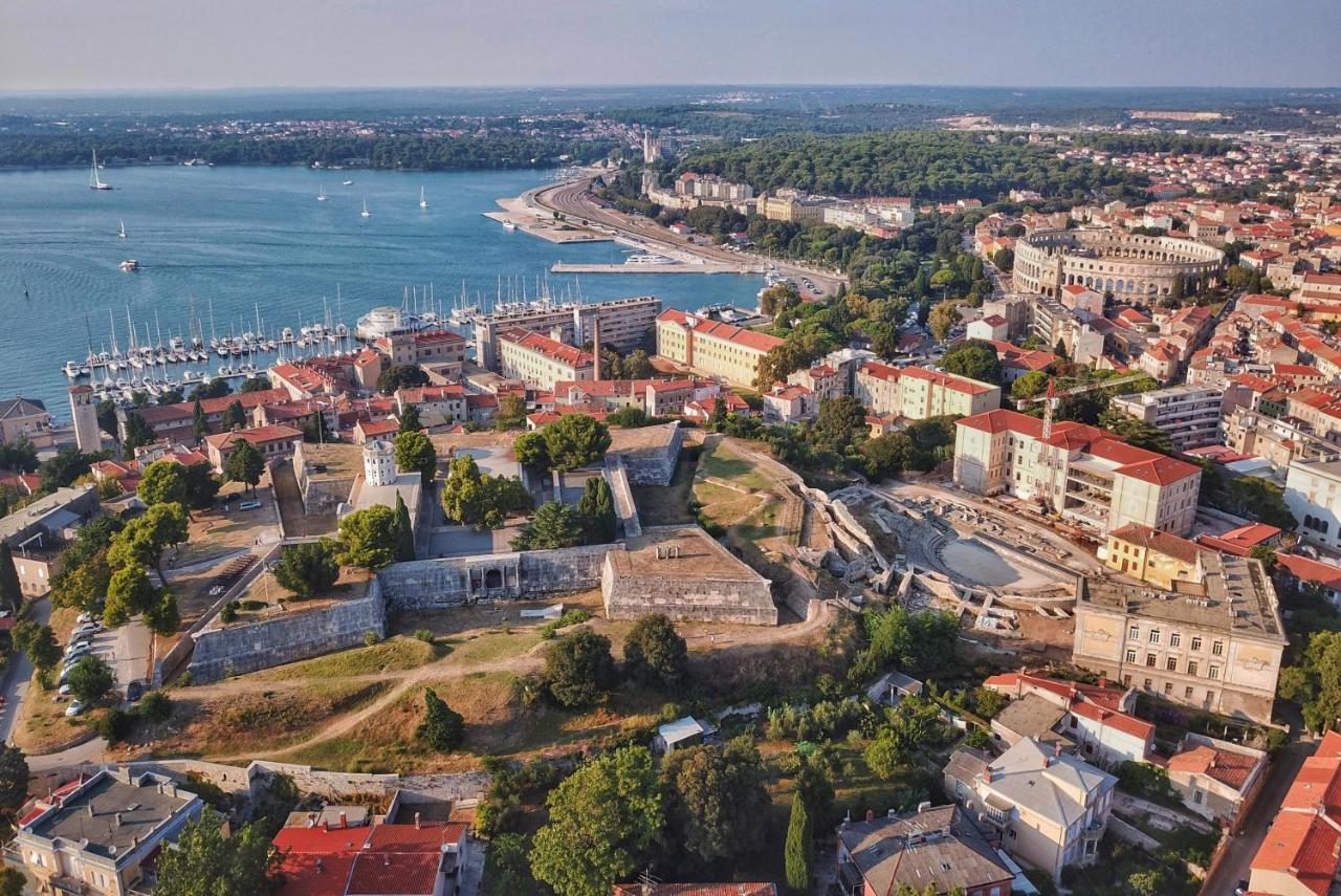 Candler'S Old Town Apartments Pula Exteriör bild